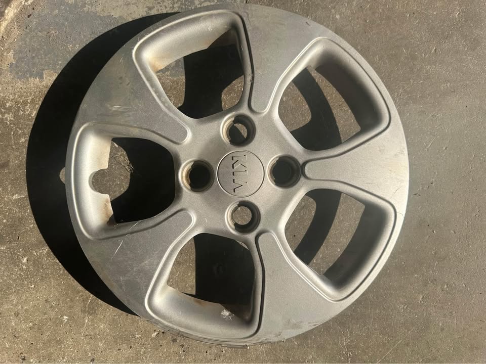 Kia wheel cover - Private Seller Kia wheel cover - Private Seller