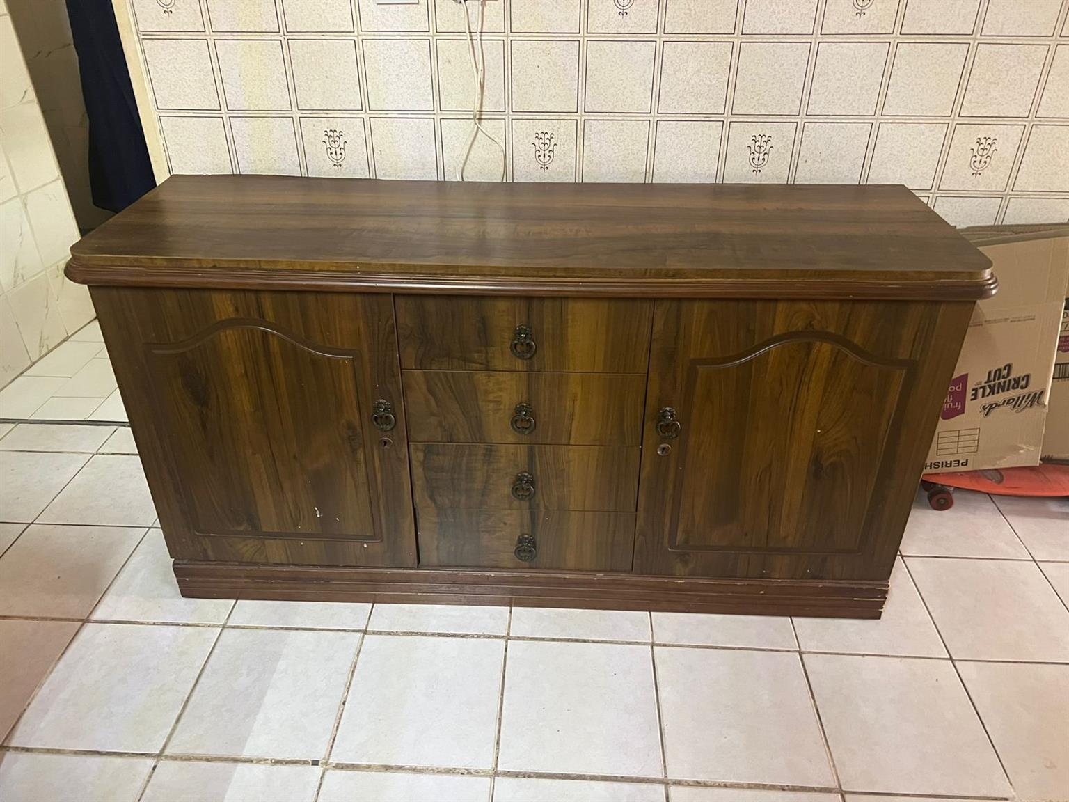 6 Seater Dining room table and chairs with side board