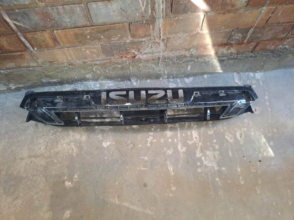 2017 - 2019 ISUZU D-MAX FRONT GRILLE - Private Seller 2017 - 2019 ISUZU D-MAX FRONT GRILLE - Private Seller