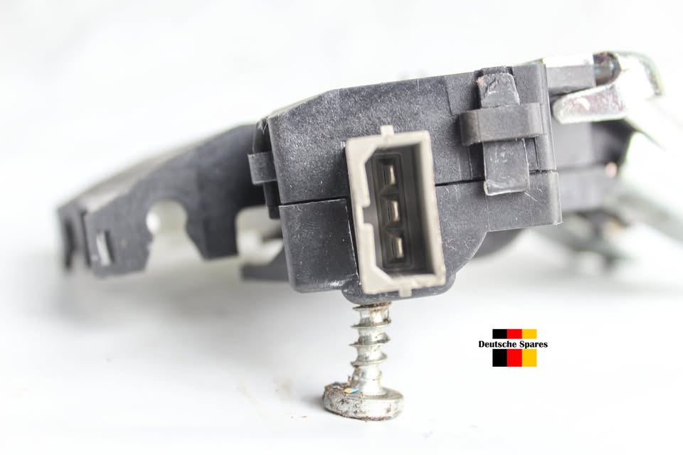 BMW E90 320d,325i WINDSCREEN WASHER BOTTLE WITH PUMP OEM:7124231 - Private Seller BMW E90 320d,325i WINDSCREEN WASHER BOTTLE WITH PUMP OEM:7124231 - Private Seller