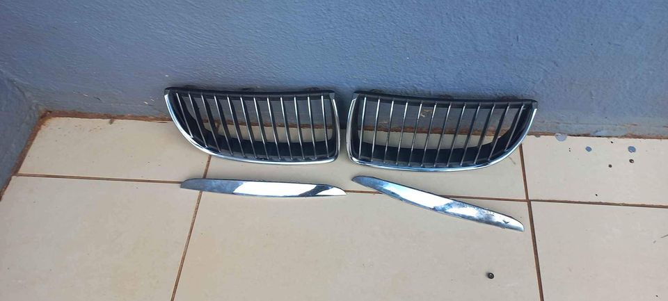 BMW E90 FRONT GRILLS AND UPPER HOOD LIDS - Private Seller