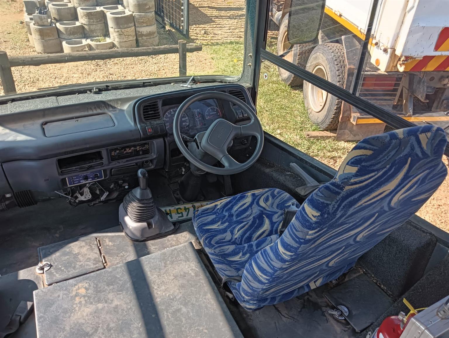 2005 Isuzu 25 seater Bus for sale.Only has 110 000km. Great condition for sale
