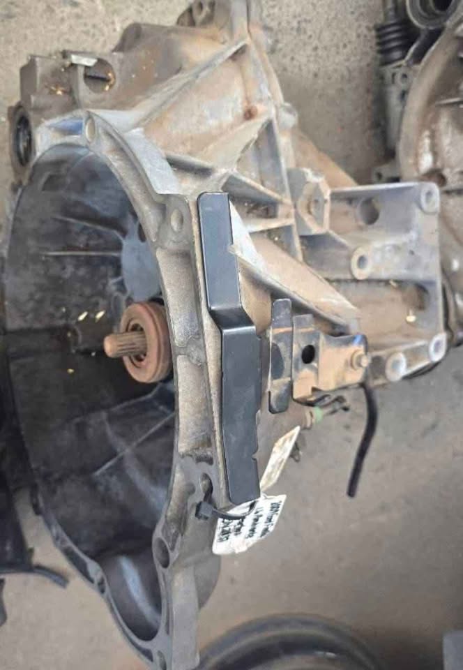 2010 up ford fiesta 1.6i Gearbox for sale my number WhatsApp or cell - Private Seller