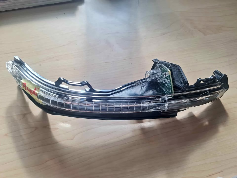 Side Mirror indicator R Audi Q5  Used Auto Body Spare Parts at Sema Spare Center - Private Seller