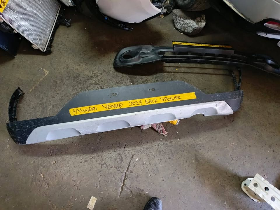 Hyundai Venue 2014 back spoiler - Private Seller