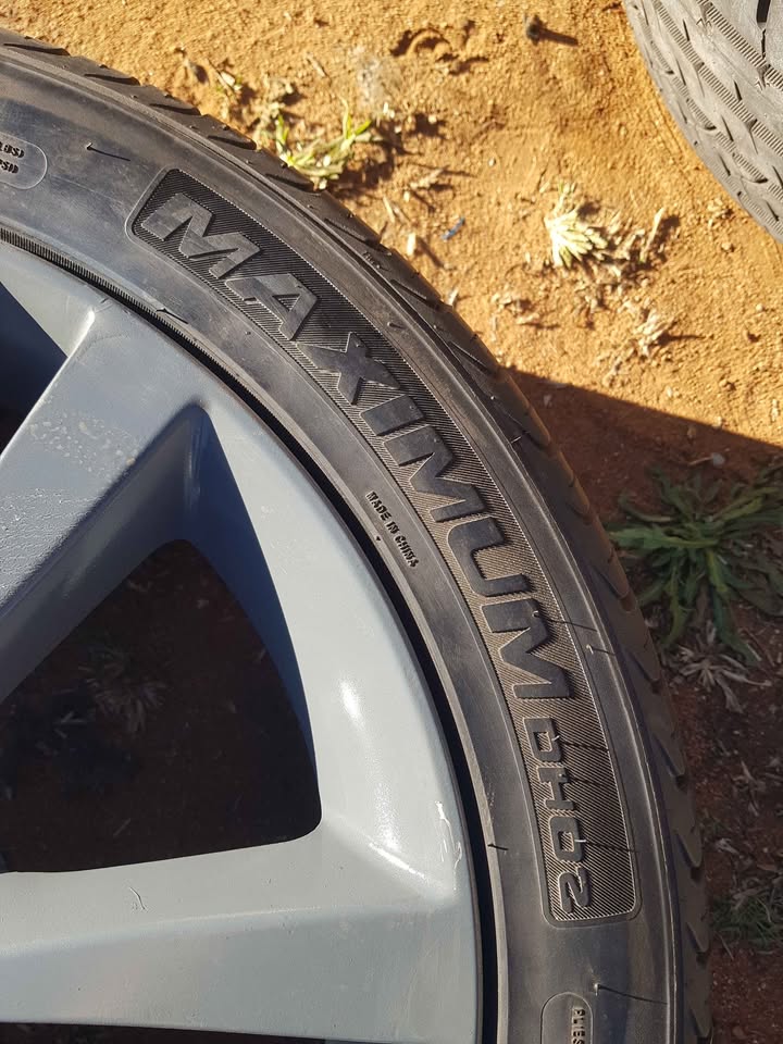 Kia 17" mag rims - Private Seller