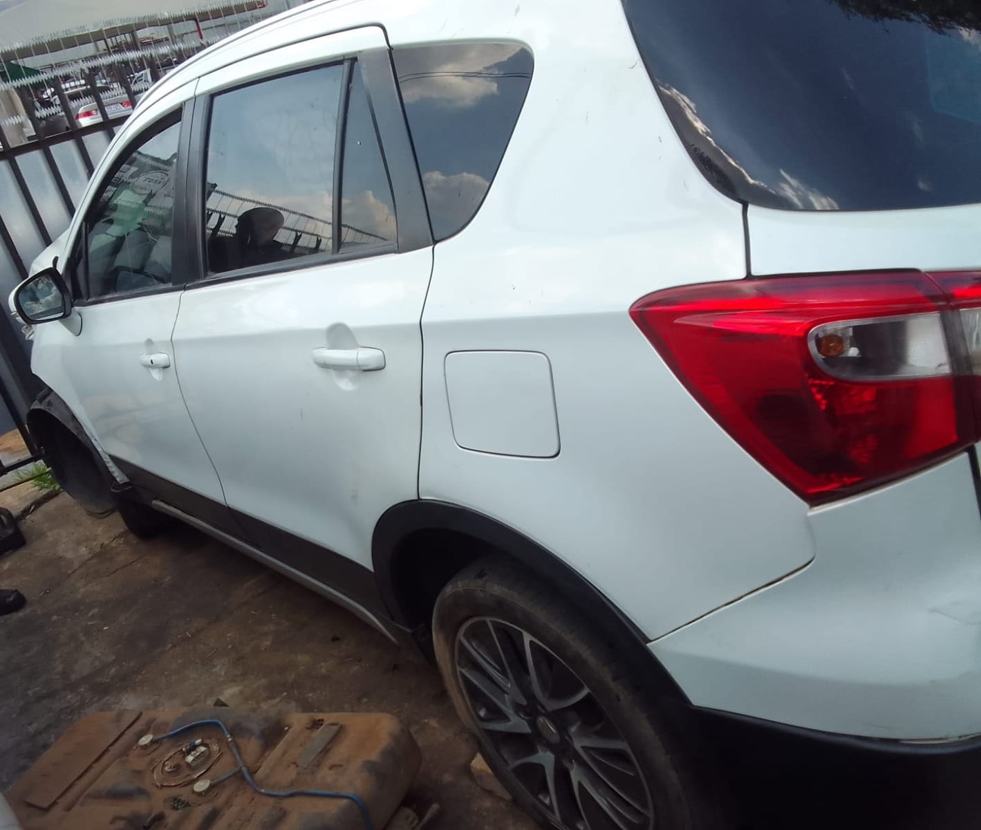 Second-hand White Suzuki SX4 Manual Spares - Private Seller Second-hand White Suzuki SX4 Manual Spares - Private Seller