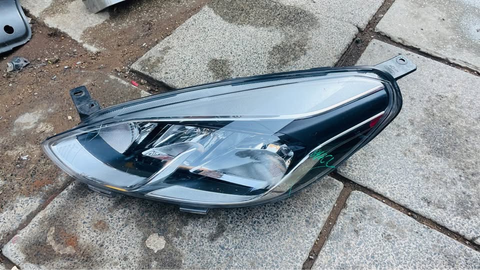 Ford Fiesta headlight 2017 - Private Seller Ford Fiesta headlight 2017 - Private Seller