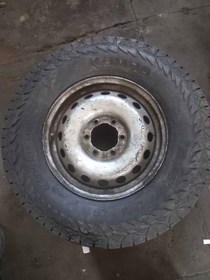 17 INCH TOYOTA GD6/RANGER/ISUZU RIM AND TYRE EXCELLENT CONDITION - Private Seller