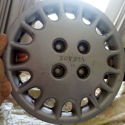 Corolla 13 inch wheel cap - Private Seller Corolla 13 inch wheel cap - Private Seller