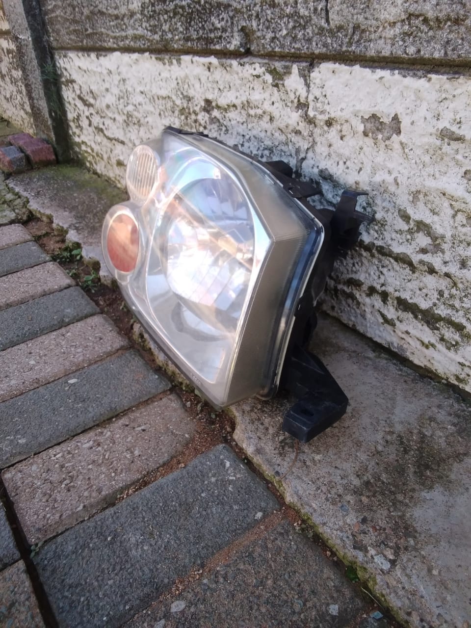 nissan np300 Right side headlight - Private Seller