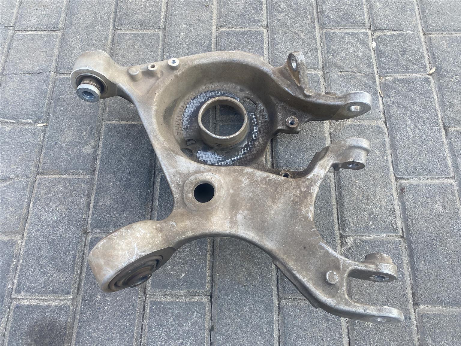 2023 FORD MUSTANG LEFT REAR CONTROL ARM FOR SALE. IN PRISTINE CONDITION