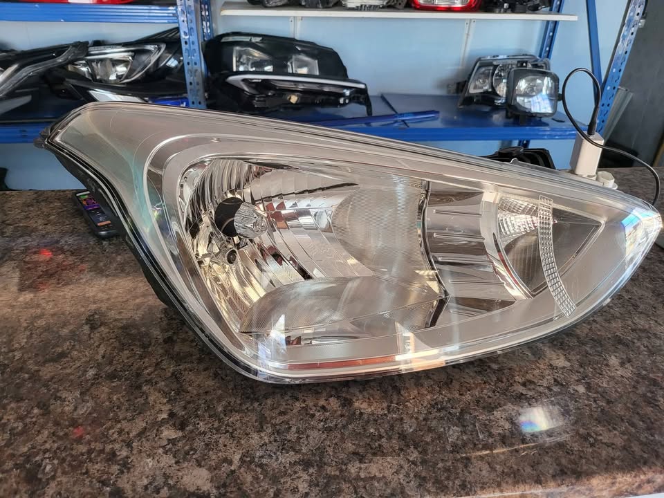 2018 Hyundai i10 grand right headlight for sale. - Private Seller