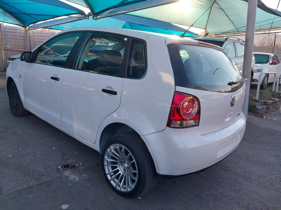 2011 VOLKSWAGEN POLO VIVO 1.4 HATCH BACK WHITE COLOR MANUEL PETROL PRICE