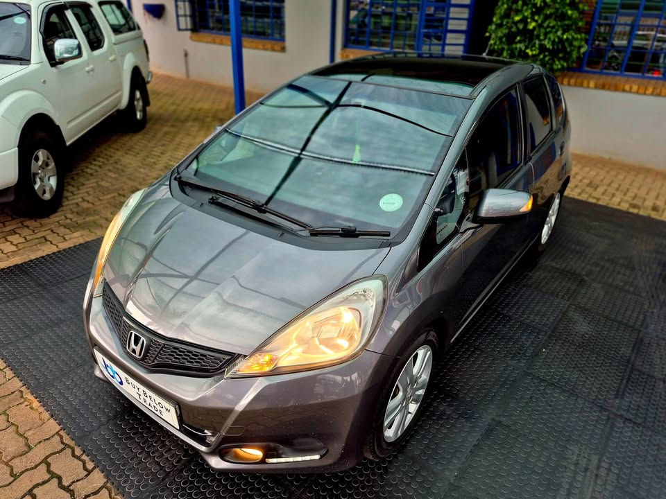 2011 Honda jazz 1.5 ex.....