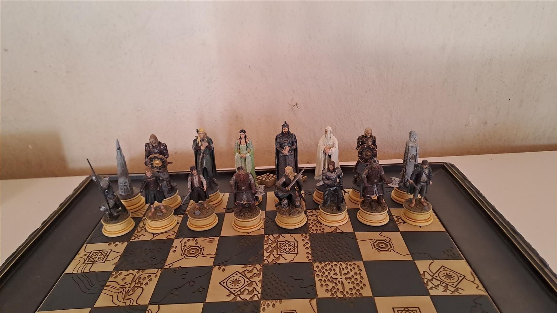 Eaglemoss Lord of the Rings chess set