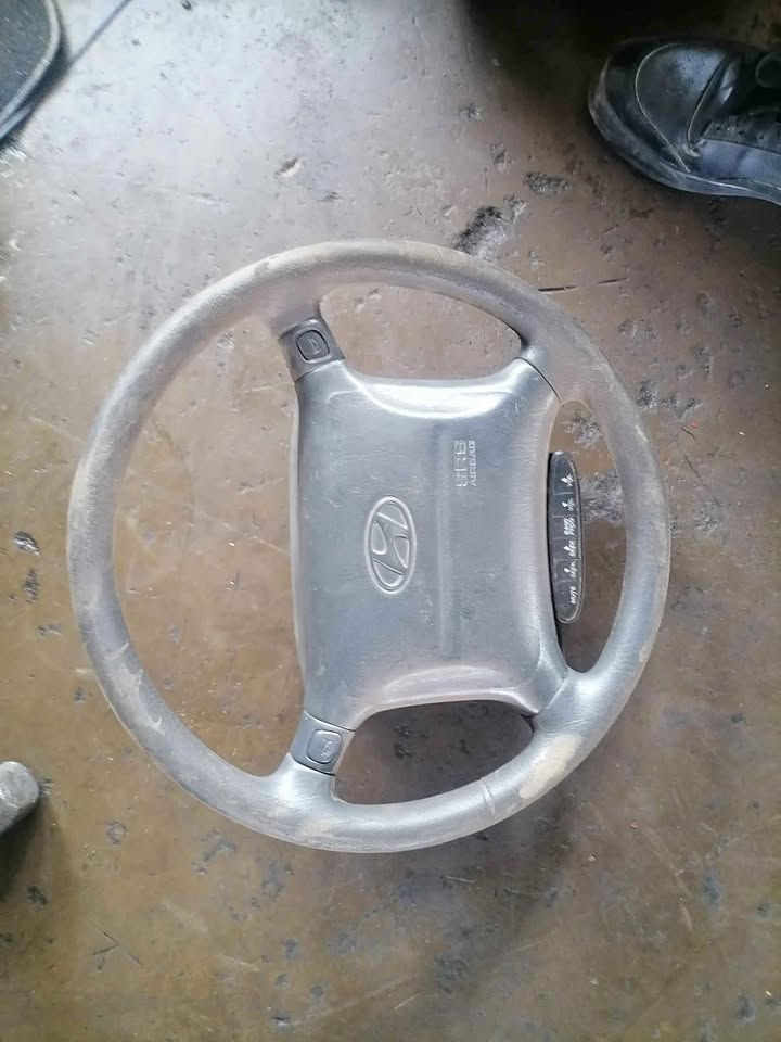 Hyundai Sonata Steering wheel - Private Seller Hyundai Sonata Steering wheel - Private Seller
