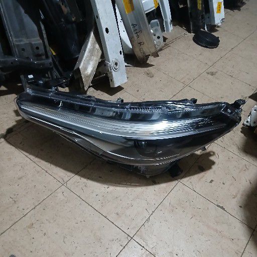 Toyota corolla cross headlight - Private Seller Toyota corolla cross headlight - Private Seller