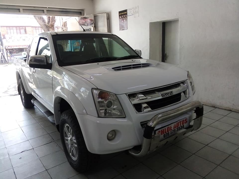 2011 Isuzu Kb300 LX D teq 4x2 Club Cab White, Manual, Diesel 98000km