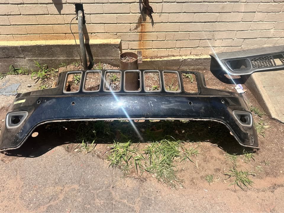 2017 Jeep grand Cherokee front bumper - Private Seller 2017 Jeep grand Cherokee front bumper - Private Seller