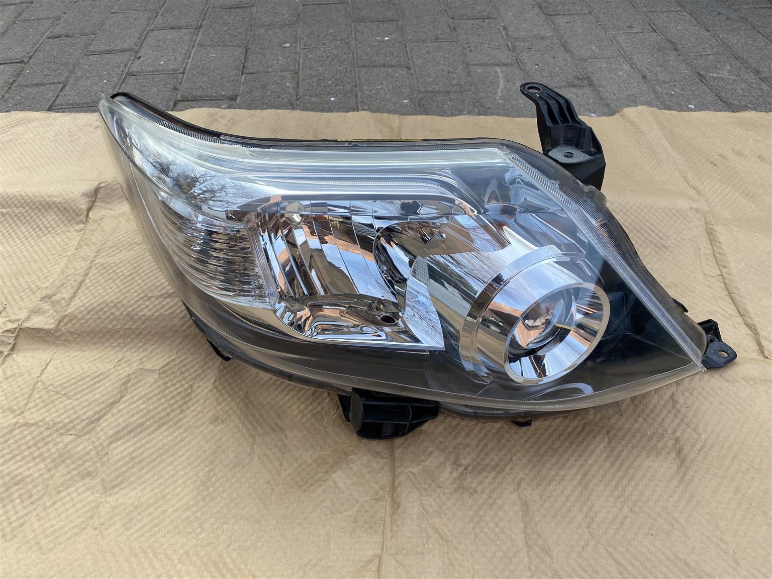 2015 TOYOTA FORTUNER XENON HEADLIGHT RIGHT SIDE FOR SALE. IN EXCELLENT CONDITION