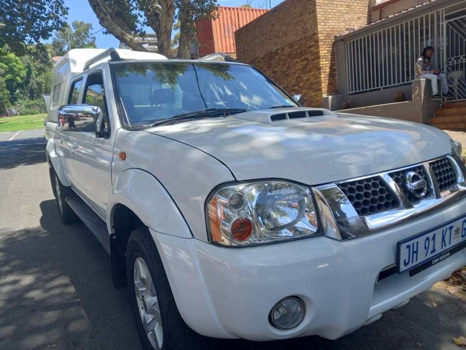 2019 NP300 DOUBLE CAB BAKKIE 2.4 DIESEL, MANUAL, WHITE COLOR