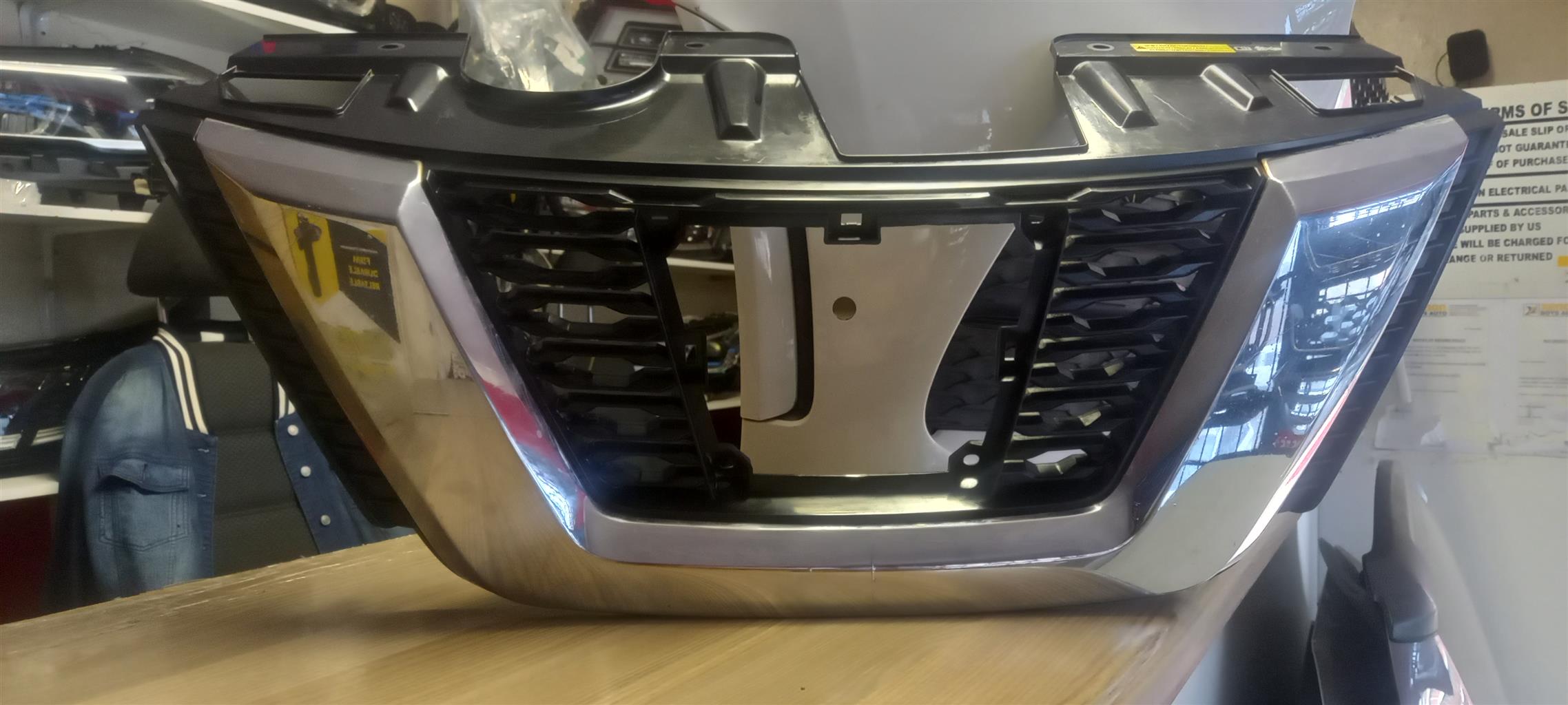 2018 NISSAN ROUGE XTRAIL FRONT MAIN GRILL - Private Seller 2018 NISSAN ROUGE XTRAIL FRONT MAIN GRILL - Private Seller