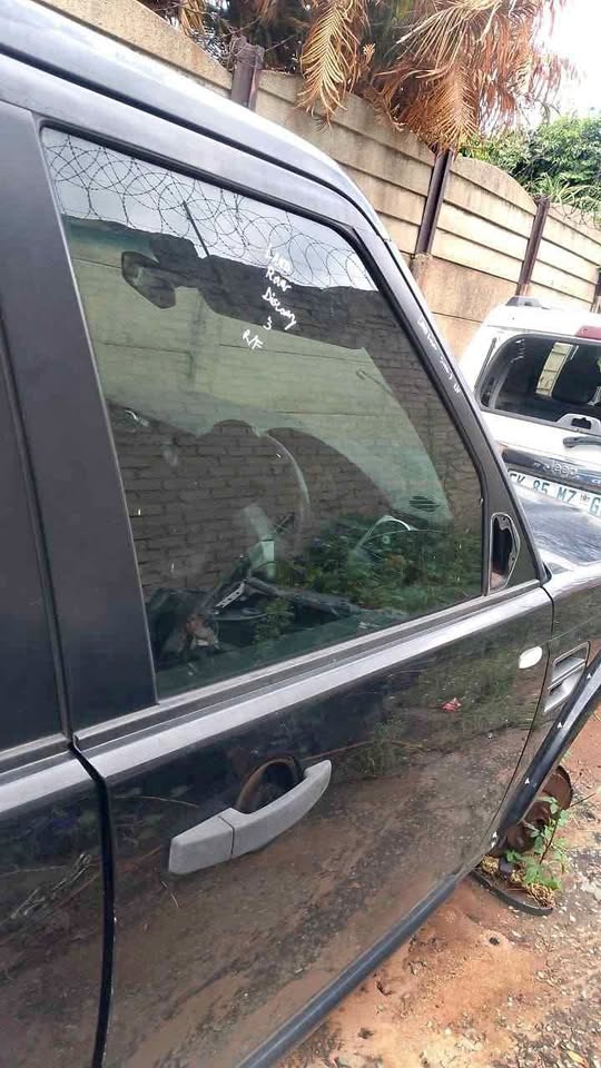 Land Rover Discovery RF door glass - Private Seller Land Rover Discovery RF door glass - Private Seller