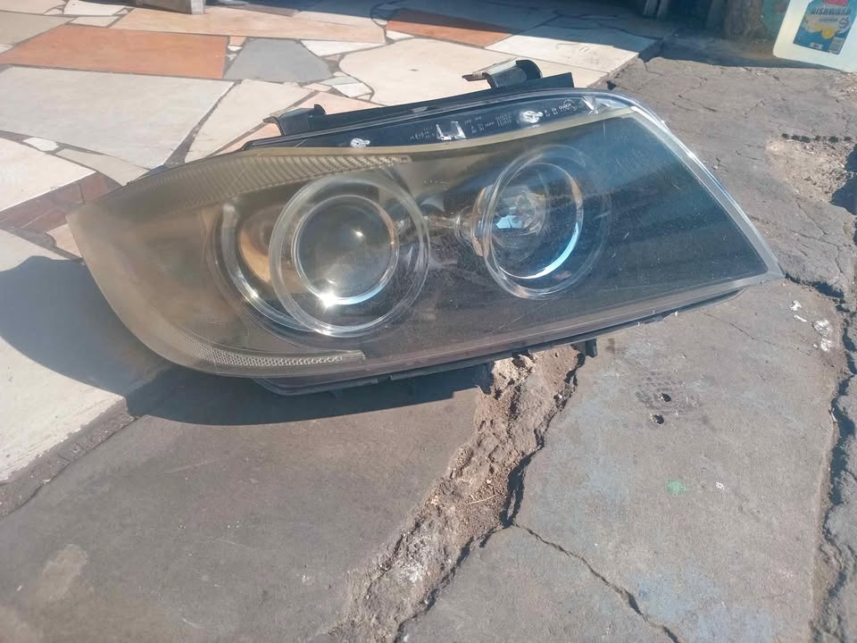 Bmw E90 Right-side headlight - Private Seller Bmw E90 Right-side headlight - Private Seller