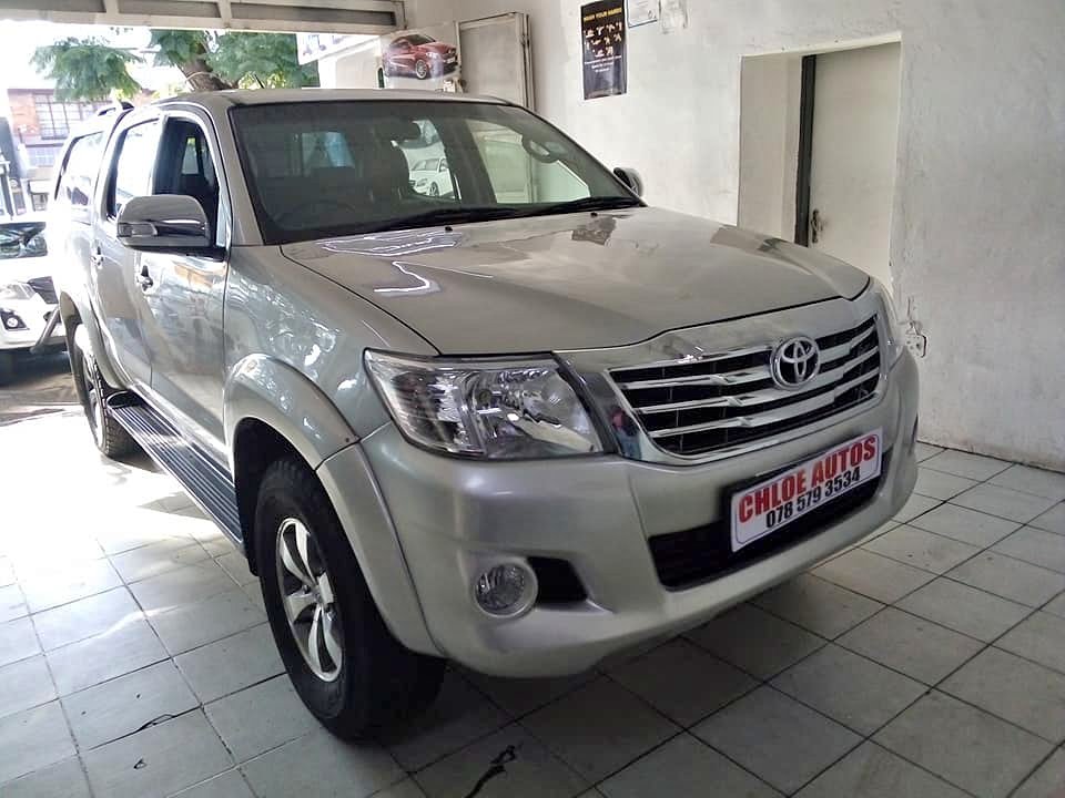 2010 Toyota Hilux 2.7VVTi Double Cab Manual Silver color Leather Seat  With Canopy  Spare Key