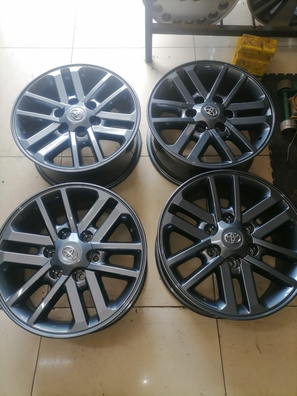 17inch Toyota Hilux/Fortuner,D4D original mags set - Private Seller 17inch Toyota Hilux/Fortuner,D4D original mags set - Private Seller