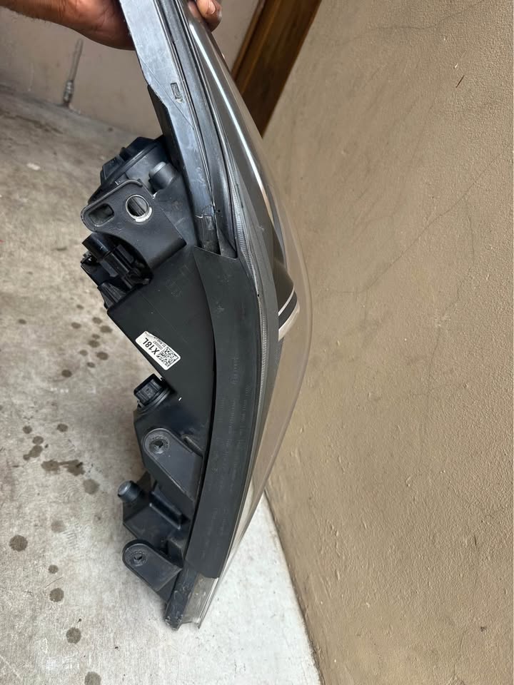 Hyundai Elantra left side xenon with module - Private Seller Hyundai Elantra left side xenon with module - Private Seller
