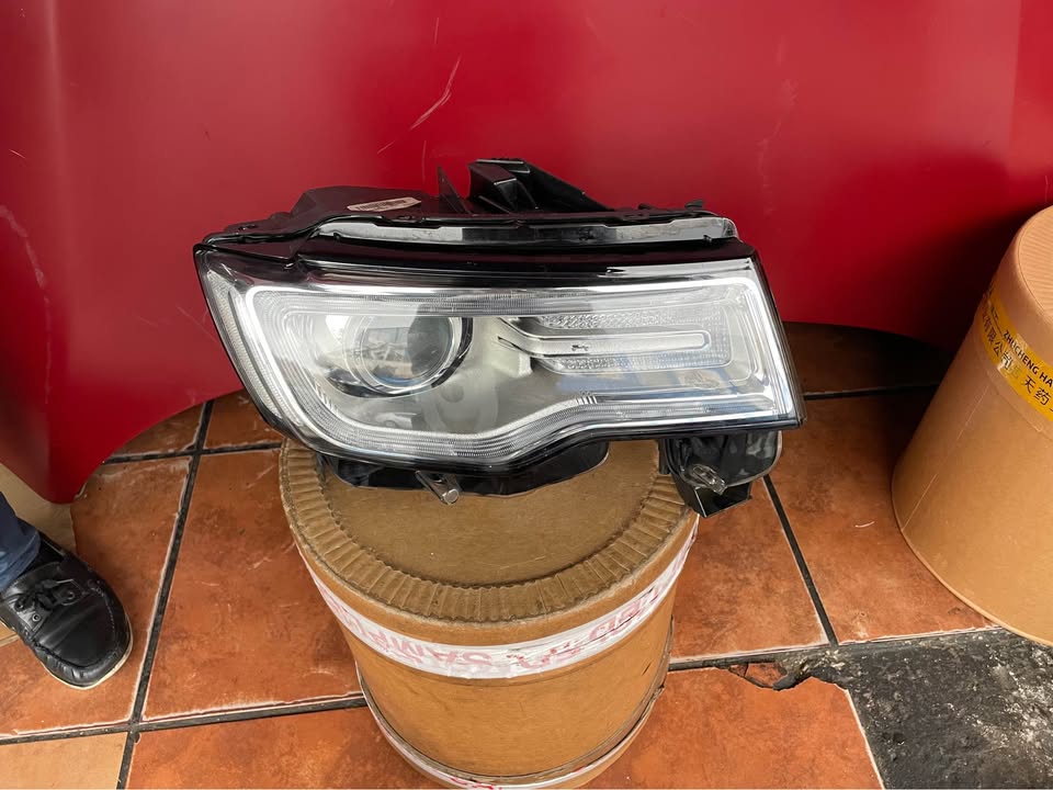 Jeep Grand Cherokee Right side Headlight - Private Seller