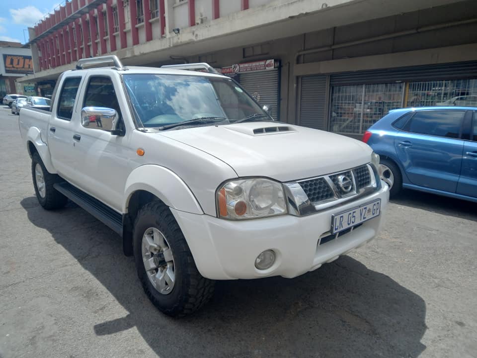 2018 NISSAN NP300 2.5 DIESEL 4X4 MANUAL, WHITE COLOUR, MILEAGE 100,000KM SERVICE BOOK.