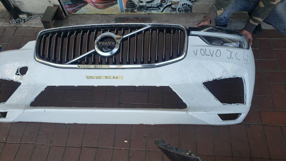 Volvo XC 60 Headlight and Bumper 2020 - Private Seller Volvo XC 60 Headlight and Bumper 2020 - Private Seller