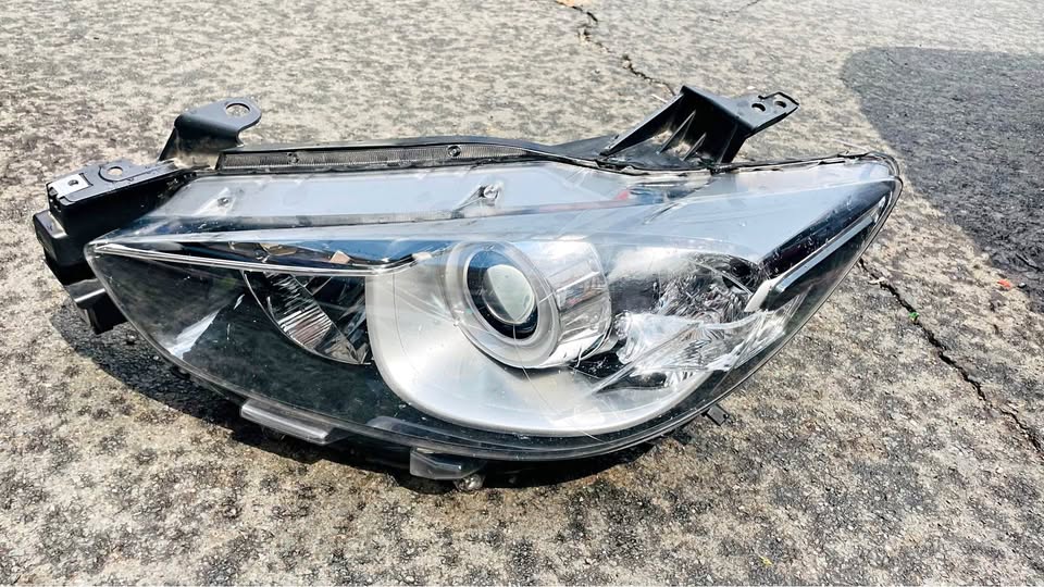 Mazda CX-5 headlight 2014/16 - Private Seller