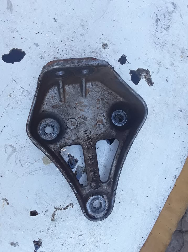 Opel Monza 1.8 Engine mounting bracket for sale - Private Seller Opel Monza 1.8 Engine mounting bracket for sale - Private Seller