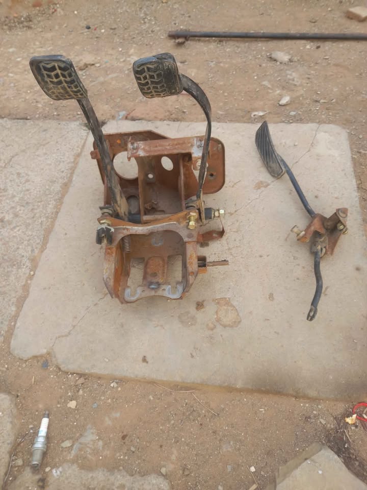 MAZDA 323 B3 CLUTCH BRAKE AND PETROL PEDALS COMPLETE MECHANISM - Private Seller