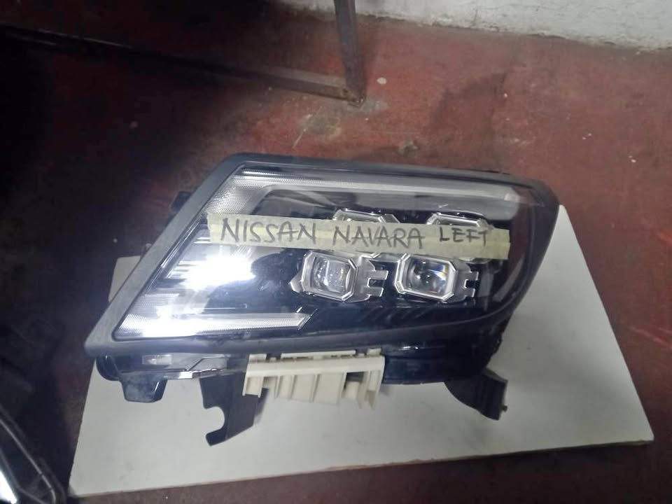 Nissan Navara Headlight Left Side - Private Seller Nissan Navara Headlight Left Side - Private Seller