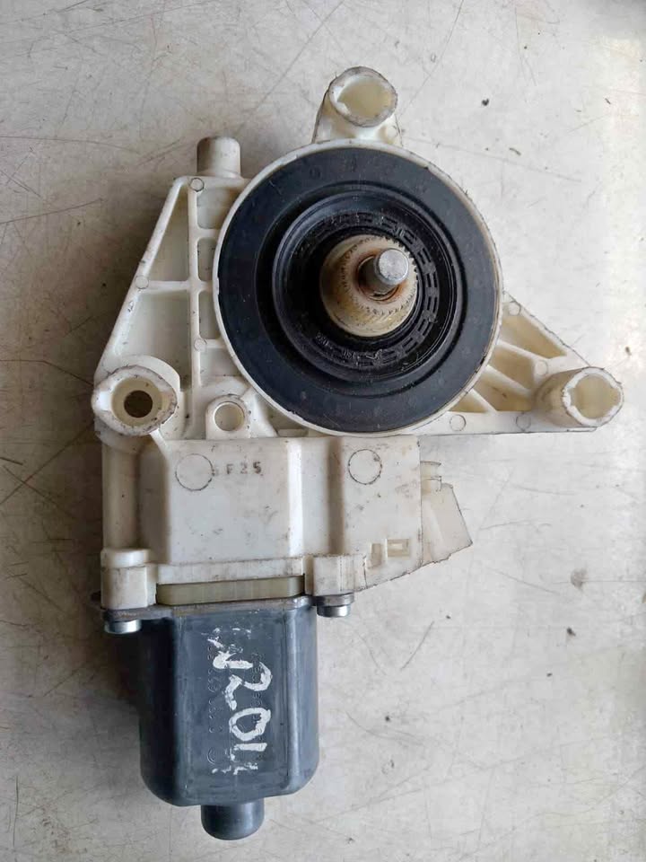 Mercedes Benz w204 right front window mechanism motor