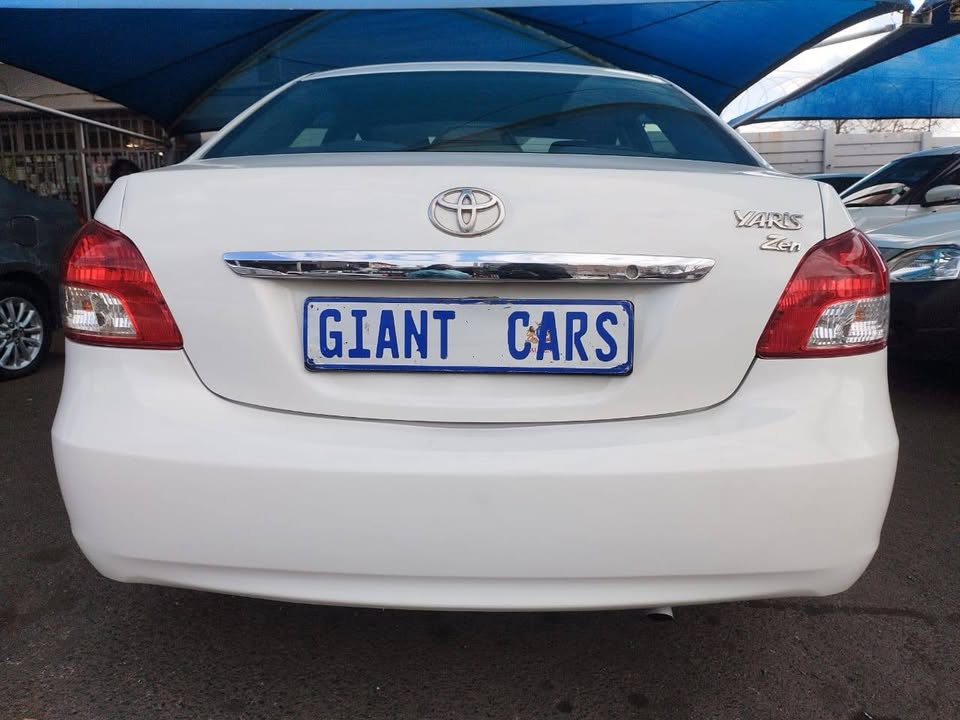 Toyota yaris 1.3 seden
