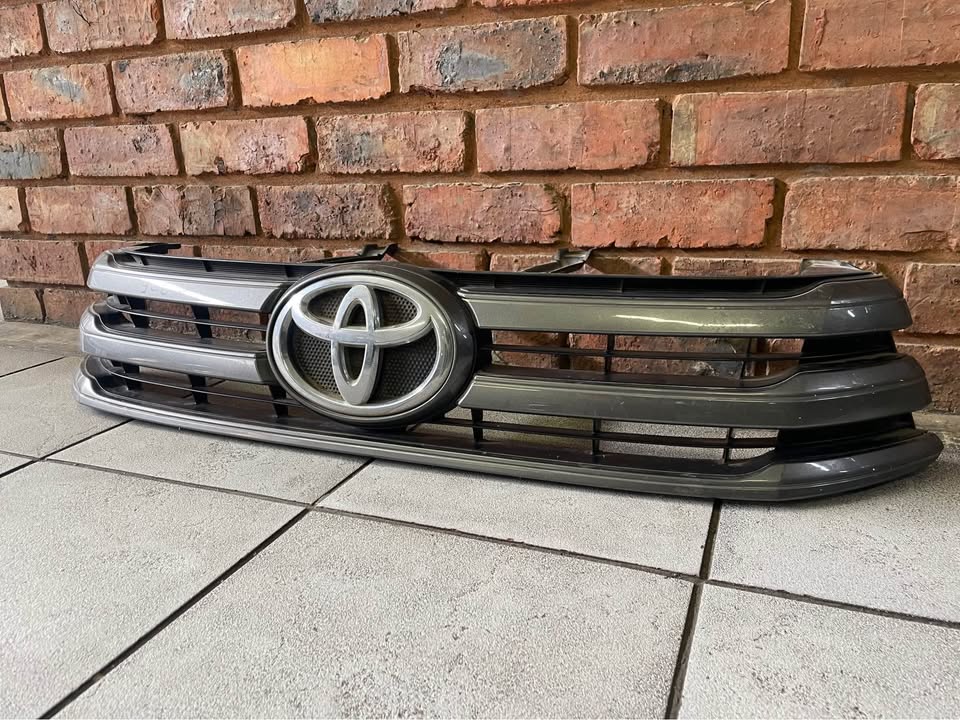 Toyota hulix GD main grill