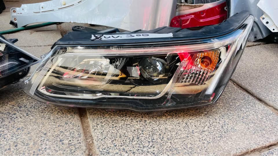 Mahindra XUV300 Headlight - Private Seller Mahindra XUV300 Headlight - Private Seller