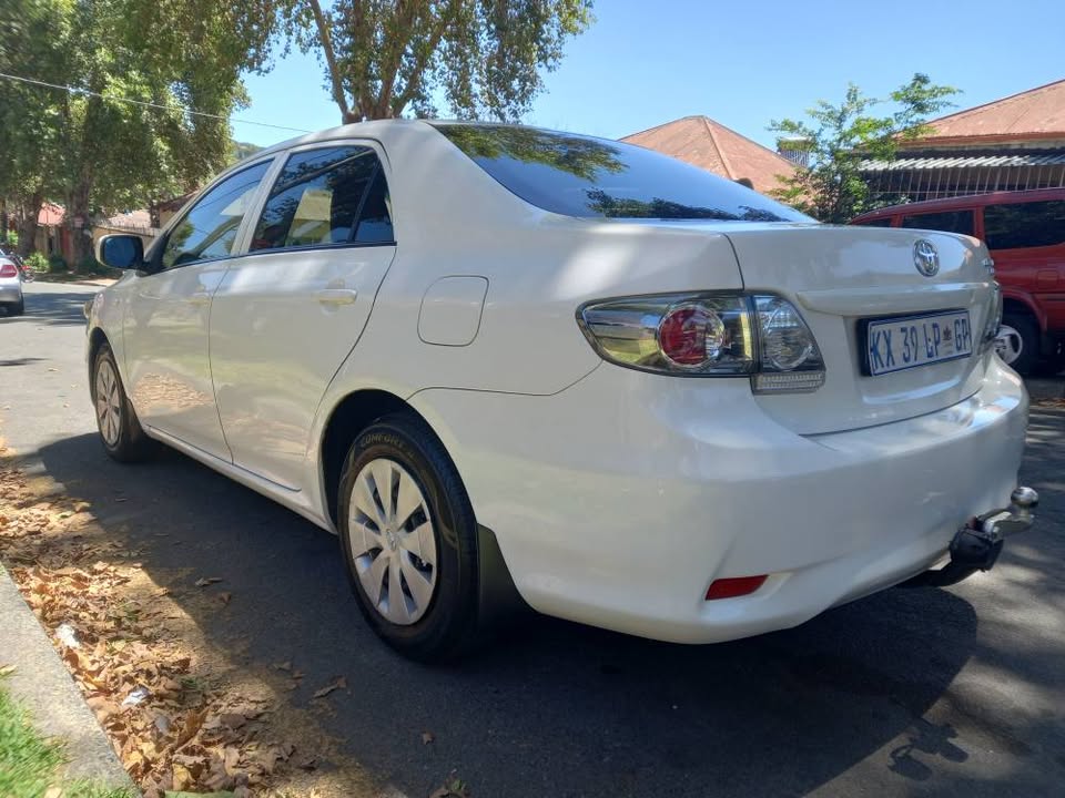 2018 TOYOTA COROLLA QUEST SEDAN 1.6 PETROL, MANUAL, WHITE COLOR, MILEAGE 86000KMS