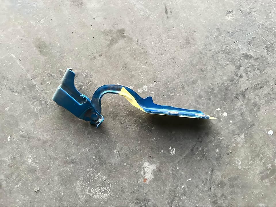 Renault Kwid bonnet hinges - Private Seller Renault Kwid bonnet hinges - Private Seller