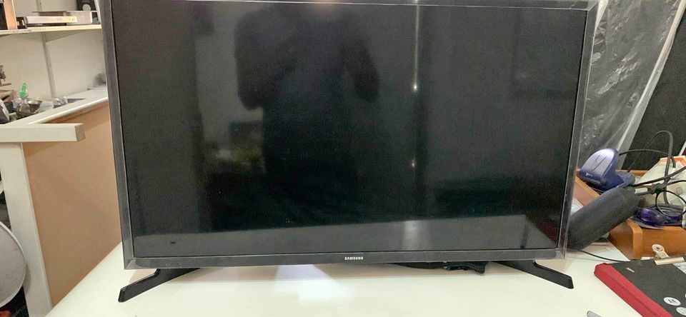 Samsung 32 inch tv .comes with box and remote Samsung 32 inch tv .comes with box and remote