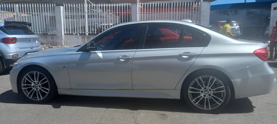 2016 BMW 318i M-SPORT 82,000KM, SILVER COLOUR, SUNROOF, LEATHER SEATS