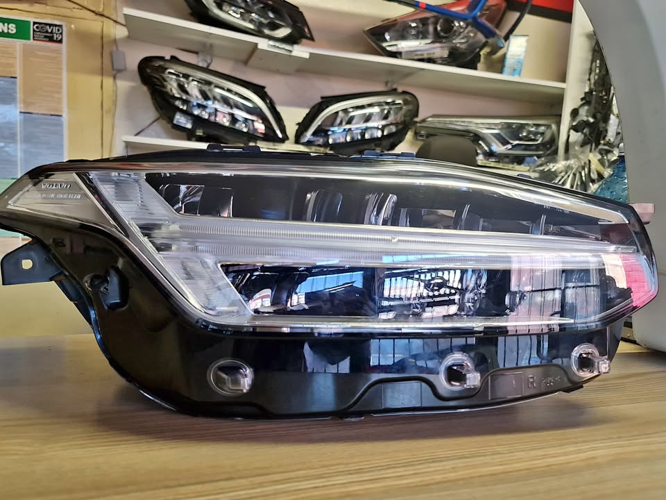 2018 VOLVO XC90 FULL LED HEADLIGHT FOR SALE IN PRISTINE CONDITION - Private Seller