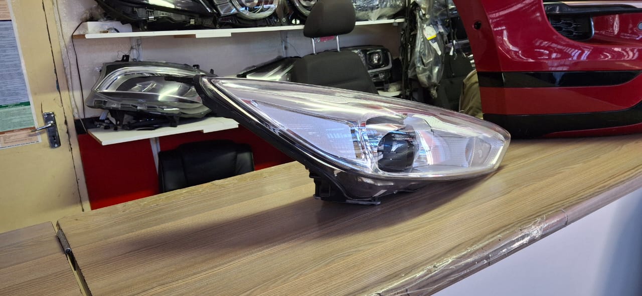 2017 FORD FOCUS HEADLIGHT RIGHT IN PRESTINE CONDITION FOR SALE - Private Seller 2017 FORD FOCUS HEADLIGHT RIGHT IN PRESTINE CONDITION FOR SALE - Private Seller