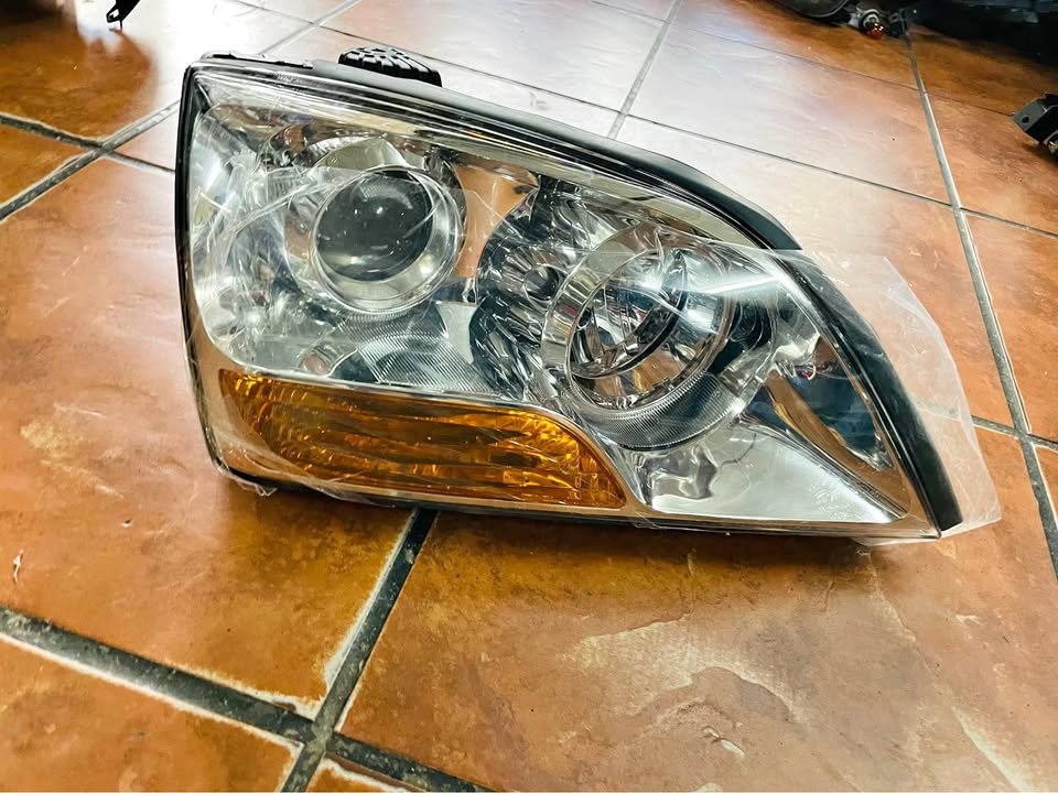 Kia Sorento headlight 2009 - Private Seller Kia Sorento headlight 2009 - Private Seller